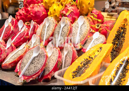 Tropische Früchte auf dem berühmten Markt Boqueria in Barcelona, Spanien, Papaya und pitaya Stockfoto