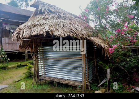 In der Nähe der Hütte aus Stroh und Bambus Zinn-laken für Lagerung in einem Dorf in Shillong Stockfoto