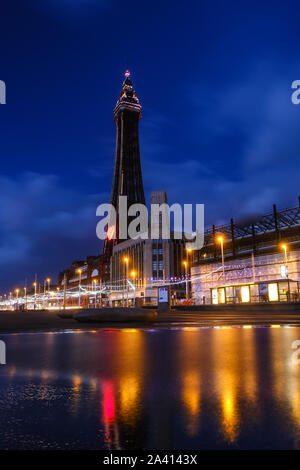 Blackpool Tower in der Nacht als die Lichter leuchten entlang der Promeade. Stockfoto