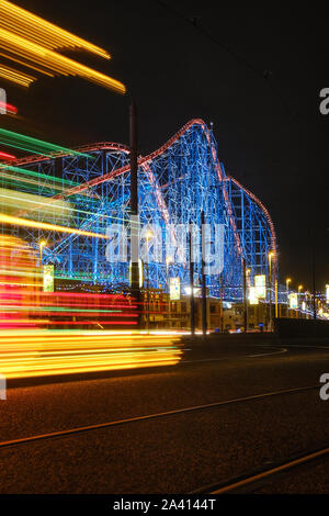 Das gestreifte Lichter einer beleuchteten Blackpool Tram pass ing am Pleasure Beach in Blackpool Illuminations. Stockfoto