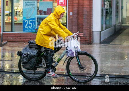 Preston, Lancashire. UK Wetter. 11. Oktober, 2019. Großbritannien kräftige Schauer und sintflutartige Regenfälle in Preston City Center. Ein sehr nasser Start in der nord-west, mit Regen besonders schwere über höhere Masse Schauerwetter während des Tages erwartet wird. Met Office als Warnung zwei Wochen Regen in einem Tag zu schlagen. Credit: MediaWorldImages/AlamyLiveNews Stockfoto