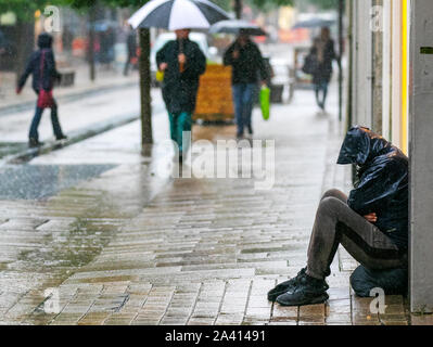 Preston, Lancashire. UK Wetter. 11. Oktober, 2019. Großbritannien kräftige Schauer und sintflutartige Regenfälle in Preston City Center. Ein sehr nasser Start in der nord-west, mit Regen besonders schwere über höhere Masse Schauerwetter während des Tages erwartet wird. Met Office als Warnung zwei Wochen Regen in einem Tag zu schlagen. Credit: MediaWorldImages/AlamyLiveNews Stockfoto