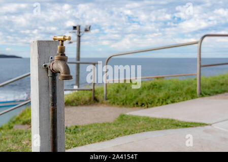 Einen einzigen außen am südlichen Ende von Dee Why Beach in Sydney, Australien, für die Reinigung von Sand aus die Füße der Leute, wie sie den Strand verlassen, tippen Sie auf Stockfoto