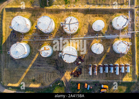 Flüssigen chemischen Tank Terminal, Lagerung von flüssigen chemischen und petrochemischen Produkten Tank, Luftbild. Den Tank mit Benzin weiße Farbe, Ansicht von oben Stockfoto