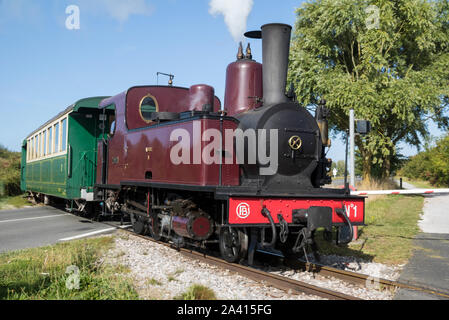 Le Crotoy, Chemin de Fer de la Baie de Somme, (CFBS), bahnübergang Hauptstraße Stockfoto