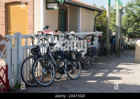 Le Crotoy, Picardie, Frankreich, Zyklen gebunden am Bahnhof, Chemin de Fer de la Baie de Somme, elektrische Fahrräder Stockfoto