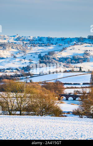 Schneebedeckte Bredon Hügel und Eckington Brücke über den Avon in den Cotswolds AONB, Worcestershire, England Stockfoto