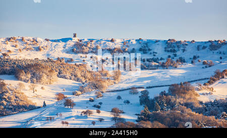 Schneebedeckter Bredon-Hügel im Cotswolds AONB, Worcestershire, England Stockfoto