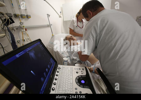 Dezember 20, 2018: Manosque, Frankreich. 24. Dezember 2018. Medizinisches Personal durchführen, ein Ultraschall auf einen Patienten in der Louis Raffalli Krankenhaus in Manosque, im Südosten von Frankreich. Mane's Hospital ist extrem beschäftigt, wie die Stadt ist von Dörfern ohne Krankenhäuser umgeben. Die Notaufnahme und seine Mitarbeiter behandeln jährlich etwa 35.000 Patienten Credit: Louai Barakat/IMAGESLIVE/ZUMA Draht/Alamy leben Nachrichten Stockfoto