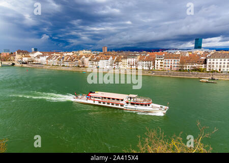 Die Fähre folgt dem Rhein in der Stadt Basel, Schweiz Stockfoto