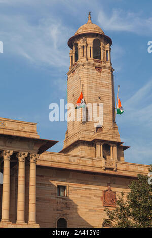 DELHI, INDIEN, Die indische Trikolore auf dem Gebäude der Regierung Büros an der North Block im Zentrum von Delhi gehoben Stockfoto