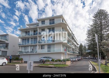 Ein modernes 4 Apartment Block neben mit Blick auf den Ozean in Sydney Dee's Warum Strand in Australien Stockfoto