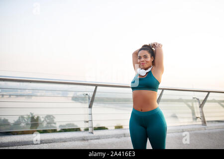 Dunkelhäutige Frau mit kurzen top Gefühl aufgeregt vor dem Ausführen Stockfoto