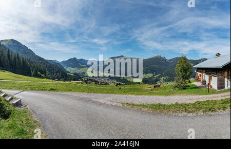 Riezlern - Panorama mit Hoher Ifen Berg im Hintergrund, Vorarlberg, Österreich, 20.09.2019 Stockfoto