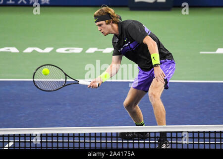 Russische Tennisprofi Andrej Rublev konkurriert gegen deutsche Tennisprofi Alexander Zverev während der dritten Runde des 2019 Rolex Shanghai Masters in Schanghai, China, 10. Oktober 2019. Stockfoto