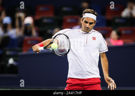 Schweizer Tennisspieler Roger Federer konkurriert gegen Belgischen Tennisprofi David Goffin während der dritten Runde des 2019 Rolex Shanghai Masters in Schanghai, China, 10. Oktober 2019. Belgische Tennisprofi David Goffin wurde vom schweizer Tennisspieler Roger Federer mit 0-2 besiegte in der dritten Runde des 2019 Rolex Shanghai Masters in Schanghai, China, 10. Oktober 2019. Stockfoto