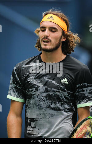 Griechische professional tennis player Stefanos Tsitsipas konkurriert gegen Serbischen Tennisspieler Novak Djokovic im Viertelfinale von 2019 Rolex Shanghai Masters in Schanghai, China, 11. Oktober 2019. Serbische professioneller Tennisspieler Novak Djokovic wurde von griechischen Professional tennis player Stefanos Tsitsipas mit 1-2 besiegte im Viertelfinale von 2019 Rolex Shanghai Masters in Schanghai, China, 11. Oktober 2019. Stockfoto