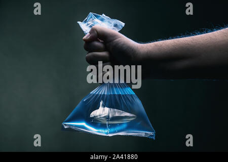 Schwimmen Shark in einen Plastikbeutel mit sauberen blauen Wasser gefüllt unter Wasser Szene. Umweltverschmutzung, micro Kunststoff- und Lebensraum Konzept. Stockfoto