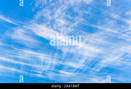 Blauer Himmel und fein und leicht gebürstet Zirruswolken bei der Bekanntgabe ein Taifun über den Himmel von Tokyo. Stockfoto