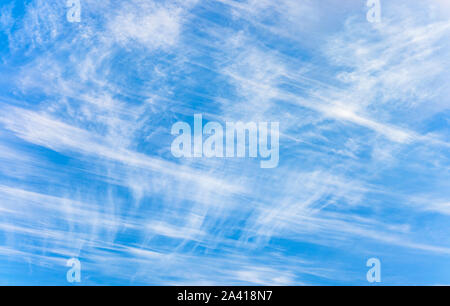 Blauer Himmel und fein und leicht gebürstet Zirruswolken bei der Bekanntgabe ein Taifun über den Himmel von Tokyo. Stockfoto