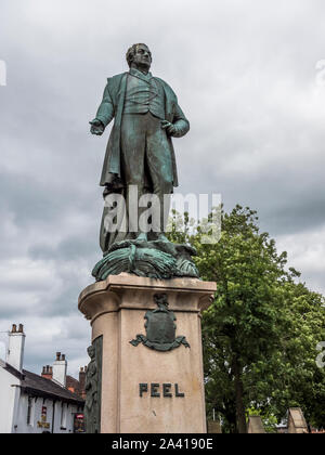 Die Statue - Denkmal für Sir Robert Peel im Central Lancashire Stadt Bury, der Schöpfer der Polizei. Stockfoto