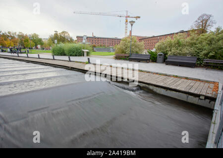 Ein Stream ist auf der Mühle Insel in Bydgoszcz, Polen, die am 9. Oktober 2019 gesehen. Stockfoto