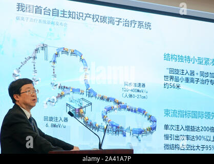 (191028) - Peking, Oktober 11, 2019 (Xinhua) - Zhang Guoqing, Leiter des Instituts für moderne Physik unter der Chinesischen Akademie der Wissenschaften, stellt die Co2-Therapie System auf einer Pressekonferenz in Beijing, die Hauptstadt Chinas, Okt. 10, 2019. Chinas erste selbst entwickelte Co2-Therapie System ist durch die nationale Regulierungsbehörde genehmigt worden und erhalten Zugang zum Markt. Dies ist das erste Mal, dass die Nationalen medizinischen Produkte Verwaltung (NMPA) ein im Inland erzeugten CO2-Therapie system genehmigt hat, laut der offiziellen Website der nationalen Drogenpolitik Regler. Ins Stockfoto