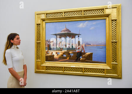 London, Großbritannien. 11. Oktober 2019. Ein Mitarbeiter Ansichten" der Harem im Kiosk", die von Jean-Léon Gérôme, (Est GBP 3-5 m). Vorschau von Werken aus der Sammlung des Najd orientalistischen Malerei bei Sotheby's in New Bond Street, die das tägliche Leben in den historischen Arabischen, osmanischen und der Islamischen Welt Alle 155 Gemälde auf die öffentliche Ansicht vom 11. - 15. Oktober, mit 40 Werken am 22. Oktober versteigert zu werden. Credit: Stephen Chung/Alamy leben Nachrichten Stockfoto