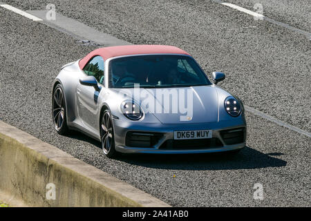 2019 Porsche 911 Carrera 4S S-A; Reisen auf der Autobahn M6 in der Nähe von Preston in Lancashire, Großbritannien Stockfoto