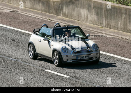 2007 Mini Cooper weiß Reisen auf der M61-Autobahn in der Nähe von Manchester, Großbritannien Stockfoto