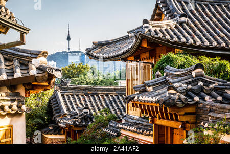 Das Dorf Bukchon Hanok malerischen Blick in Seoul mit Blick auf Dächer und Turm in der Ferne in Südkorea Stockfoto