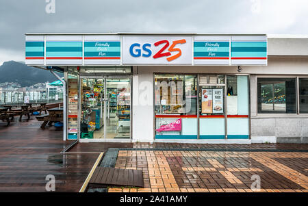 Busan, Südkorea, 1. Oktober 2019: Außenansicht eines GS 25 eine koreanische Convenience store Kette in Busan, Südkorea Stockfoto