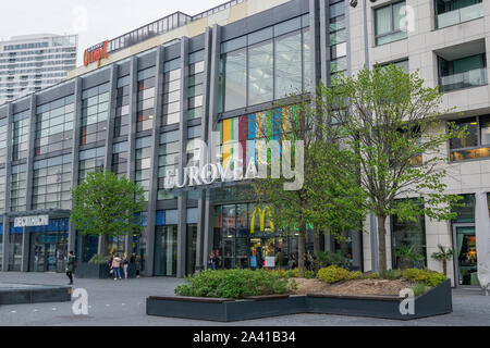 Bratislava, Slowakei Eurovea Einkaufszentrum Fassade. Externe Ansicht der modernen Einkaufszentrum Einzelhandel & Wohnanlage in der slowakischen Hauptstadt. Stockfoto