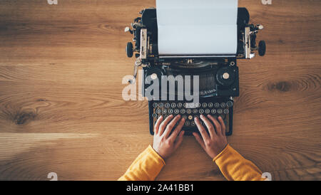 Tippen auf der Schreibmaschine vintage Stockfoto