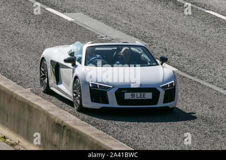 2017 Audi R8 Spyder Quattro V10 S-A; Reisen auf der Autobahn M6 in der Nähe von Preston in Lancashire, Großbritannien Stockfoto