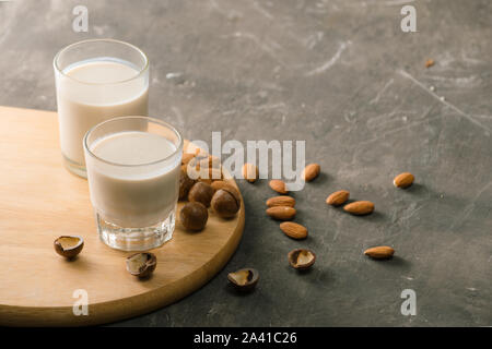 Gläser Milch: Macadamia und Mandeln. Ansicht von oben. Stockfoto