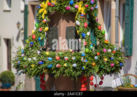 Neckargemuend, Deutschland - 9. April 2017: Ostern Dekoration an einem Brunnen auf dem historischen Marktplatz von Neckargemünd, einer Stadt in der Nähe von Heidelberg, Deutschland Stockfoto