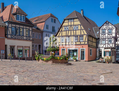 Neckargemuend, Deutschland - 9. April 2017: Ostern Dekoration an einem Brunnen auf dem historischen Marktplatz von Neckargemünd, einer Stadt in der Nähe von Heidelberg, Deutschland Stockfoto