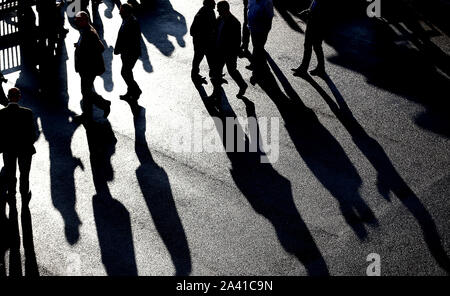 Racegoers in der Abendsonne bei Tag zwei Der cambridgeshire Treffen in Newmarket Racecourse. Stockfoto