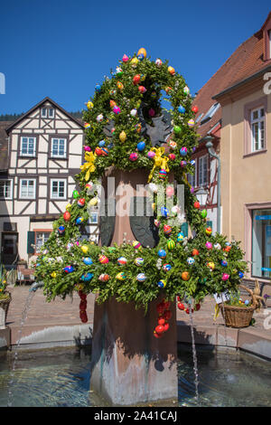 Neckargemuend, Deutschland - 9. April 2017: Ostern Dekoration an einem Brunnen auf dem historischen Marktplatz von Neckargemünd, einer Stadt in der Nähe von Heidelberg, Deutschland Stockfoto