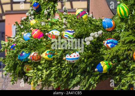 Neckargemuend, Deutschland - 9. April 2017: Ostern Dekoration an einem Brunnen auf dem historischen Marktplatz von Neckargemünd, einer Stadt in der Nähe von Heidelberg, Deutschland Stockfoto