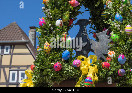 Neckargemuend, Deutschland - 9. April 2017: Ostern Dekoration an einem Brunnen auf dem historischen Marktplatz von Neckargemünd, einer Stadt in der Nähe von Heidelberg, Deutschland Stockfoto