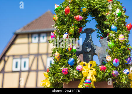 Neckargemuend, Deutschland - 9. April 2017: Ostern Dekoration an einem Brunnen auf dem historischen Marktplatz von Neckargemünd, einer Stadt in der Nähe von Heidelberg, Deutschland Stockfoto