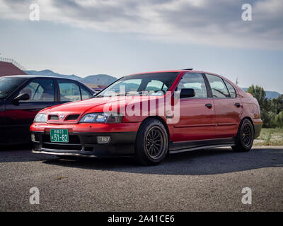 MONTMELO, SPANIEN - 29. SEPTEMBER 2019: Nissan Primera P11 (zweite Generation) auf den Straßen der Stadt Stockfoto