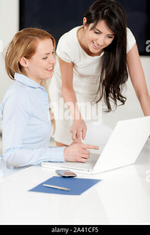 Zwei Kollegen arbeiten in einem Büro Geschäft diskutieren Stockfoto