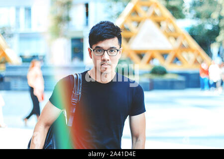 Junge hübsche asiatische Männer legere normales Shirt und Rucksack am Tag in Sai Gon City, Vietnam. Stockfoto