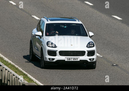 2017 weißen Porsche Cayenne V8 D S Tiptronic; Reisen auf der Autobahn M6 in der Nähe von Preston in Lancashire, Großbritannien Stockfoto