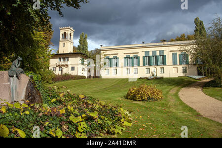 Berlin, Deutschland. 09 Okt, 2019. Blick auf Schloss Glienicke Schloss und den Park. Credit: Monika Skolimowska/dpa-Zentralbild/ZB/dpa/Alamy leben Nachrichten Stockfoto