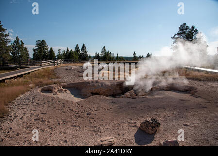 Wasserspeier geysir vor einem Ausbruch in der Upper Geyser Basin im Yellowstone Stockfoto