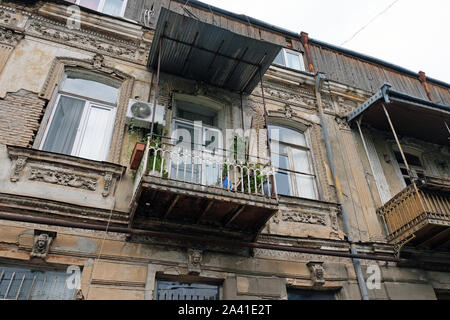 Alte Balkone auf historische Gebäude in Tiflis. Blick auf die Architektur von Georgien vor dem Wiederaufbau. Metall Balkone mit einem Dach, das in einem 2-stöckigen Stockfoto